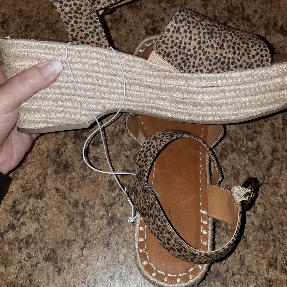 🆕🆕🆕UNIVERSAL Thread Morgan spotted dotted sandals size 11 NWT